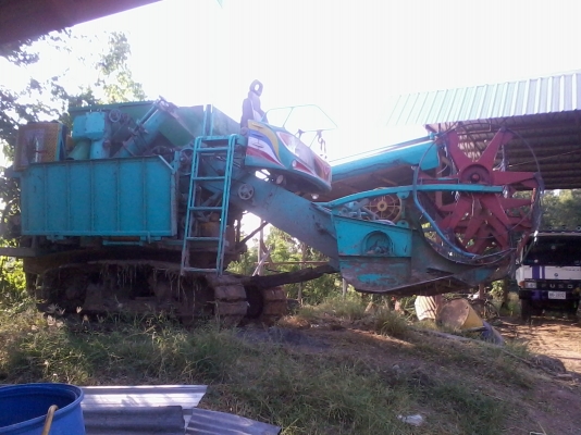 ขายรถเกี่ยวสภาพดี ใช้งานน้อย 4-5 ปี 081-0745778 ลุงโหนกรับสายเด้อ รถเกี่ยวนาปีใช้งานน้อยเพราะเจ้าของมีรถหลายคันไม่มีเวลาออกไปหางานต่างจังหวัดได้ใช้งานแค่ปีละครั้ง จึงขายเพื่อเอาทุนคืน