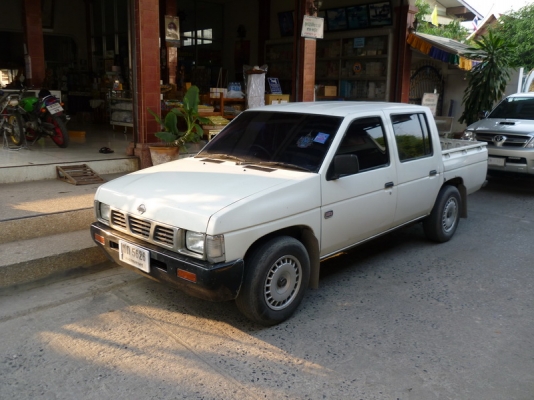 NISSAN  BIG M TD 25 ฝาแดงเรียบ  4  ประตู