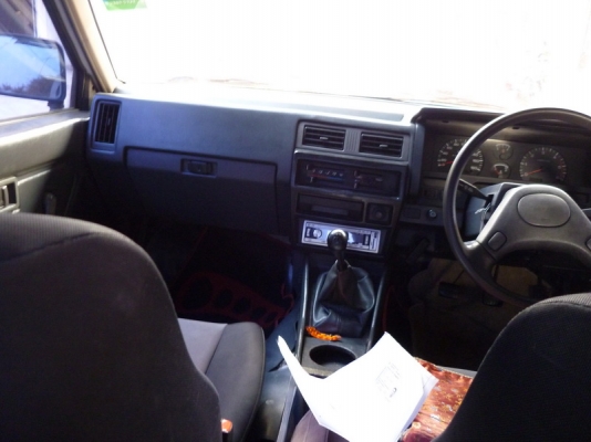 NISSAN  BIG M TD 25 ฝาแดงเรียบ  4  ประตู