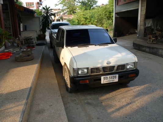 NISSAN  BIG M TD 25 ฝาแดงเรียบ  4  ประตู