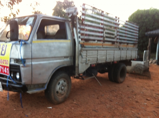 ขายด่วน รถหกล้อขนาด ๓.๕ เมตร สภาพดี สตาร์ดติดทีเดียว มีทะเบียบ รถบ้านเจ้าของขายเองครับ