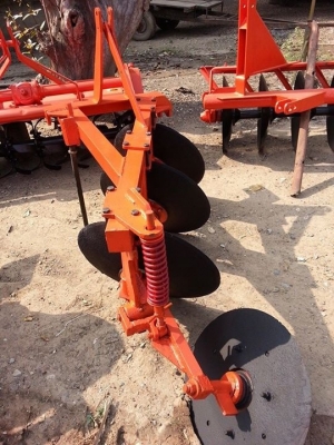 ผานบุกใส่รถไถเล็ก ของ CMT ชลบุรีเมืองทอง