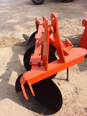 ผานบุกใส่รถไถเล็ก ของ CMT ชลบุรีเมืองทอง