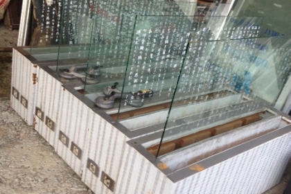 กระจกกั้นห้องอาหารญี่ปุ่นพร้อมไฟและปลั๊กเป็นกระจกแคปเปอร์เขียนอักษรญี่ปุ่น พร้อมฐานตั้ง กว้าง 50 ซ.มยาวประมาณ 1.2เมต สูงประมณ 1 เมตร  มีทั้งหมด 10 ตัวครับราคานี้คุ้มครับสวยๆ