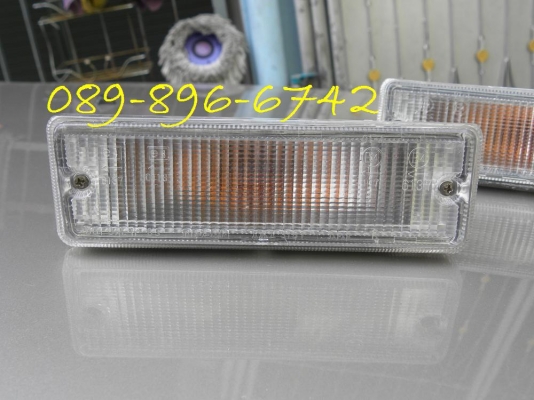 ขายไฟเลี้ยว(ขาว)ในกันชนหน้า NISSAN URVAN E24