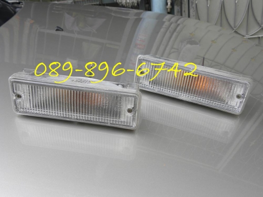 ขายไฟเลี้ยว(ขาว)ในกันชนหน้า NISSAN URVAN E24