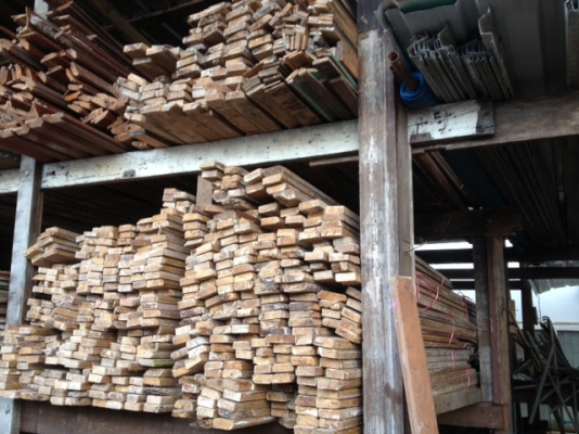 ไม้สักเป็นไม้สักเก่าครับขนาดครับ 1*3 นิ้ว  สนใจไงไทรสอบถามได้ครับ