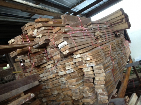 ไม้สักเป็นไม้สักเก่าครับขนาดครับ 1*3 นิ้ว  สนใจไงไทรสอบถามได้ครับ