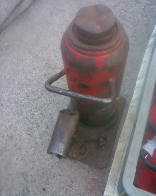 แม่แรง 20 ตันญี่ปุ่นอิซูซูสภาพพร้อมใช้งานแกนใหญ่เป็นของอีซูซู ญี่ปุ่นไม่มีเยิ้มครับ ความสูงประมาณ 20 กว่าซ.ม.  ครับราคานี้คุ้มมากครับขนาด 20 ตันรถใหญ่สบายครับ