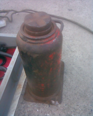 แม่แรง 20 ตันญี่ปุ่นอิซูซูสภาพพร้อมใช้งานแกนใหญ่เป็นของอีซูซู ญี่ปุ่นไม่มีเยิ้มครับ ความสูงประมาณ 20 กว่าซ.ม.  ครับราคานี้คุ้มมากครับขนาด 20 ตันรถใหญ่สบายครับ