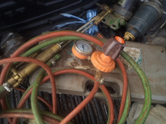 ขายหัวแก๊สสำหรับตัดเหล็ก เชื่อมเหล็ก มีหัวทิพให้เป็นของใหม่ใช้งานน้อย ราคา 1200 บาท พร้อมสายและ วาล์ว เปิดปิดใช้ได้ 100 \%