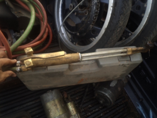 ขายหัวแก๊สสำหรับตัดเหล็ก เชื่อมเหล็ก มีหัวทิพให้เป็นของใหม่ใช้งานน้อย ราคา 1200 บาท พร้อมสายและ วาล์ว เปิดปิดใช้ได้ 100 \%