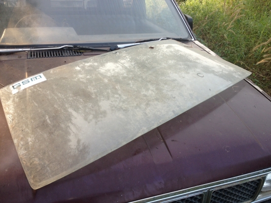 ขายกระจกหน้าดัทสัน620ครับ800บาทสภาพดีครับผม