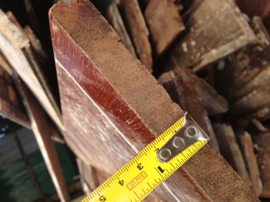 เป็นไม้พื้นไม้แดงหน้า 5 นิ้ว หนาประมาณ 1นิ้ว  มีร่องด้านล่างไม้เก่าสวยครับไม้รุ่นนี้ขายเมตรละ 150  บาทครับ ความยาว 2-3.5 เมตร  ครับ  มีประมาณ 300-400  ตารางเมตรครับสนใจสอบถามได้ครับ