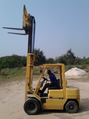 ขายด่วน รถยก 2.5 ตัน KOMATSU FD25-11 เครื่องยนต์ดีเซล เสา 4 เมตร ฮิ้งฟอร์ค