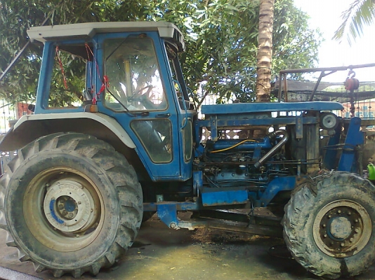 รถไถ FORD 8210 4WD มีใบดันหน้า รถไถ FORD 8210 4WD มีใบดันหน้า