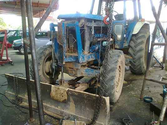 รถไถ FORD 8210 4WD มีใบดันหน้า รถไถ FORD 8210 4WD มีใบดันหน้า