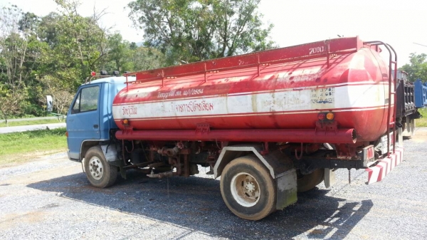 ขายรถ 6 ล้อน้ำมัน ISUZU NPR 115 แรงม้าเกียร์สั้นปี 2538 ราคา 520000 จัดไฟแนนซ์ได้ 380000