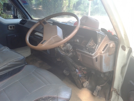 ขายรถตู้คับ เครื่องดีฟิตมาใหม่ สีสวย ราคาคุยกันได้คับ