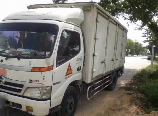 รถฮีโน่ 6 ล้อ ทูโถ้  ตู้แห้ง 130 แรงม้า ปี 51  สนใจติดต่อ 081 - 6079515