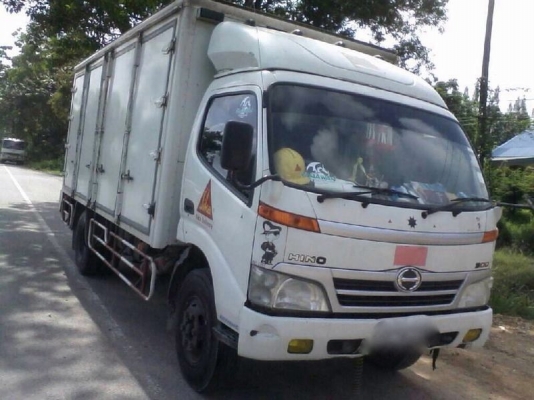 รถฮีโน่ 6 ล้อ ทูโถ้  ตู้แห้ง 130 แรงม้า ปี 51  สนใจติดต่อ 081 - 6079515