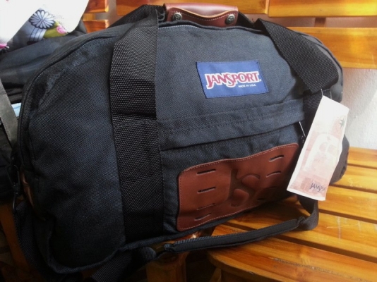 Used Brandname : กระเป๋าถือ สะพายหลัง สะพายข้าง รองเท้า มีให้เลือกชมหลายชิ้นครับผม