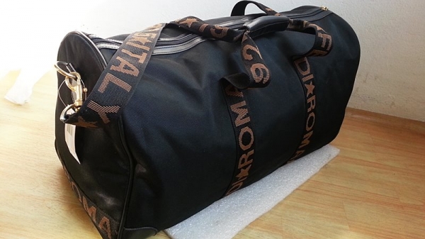 Used Brandname : กระเป๋าถือ สะพายหลัง สะพายข้าง รองเท้า มีให้เลือกชมหลายชิ้นครับผม