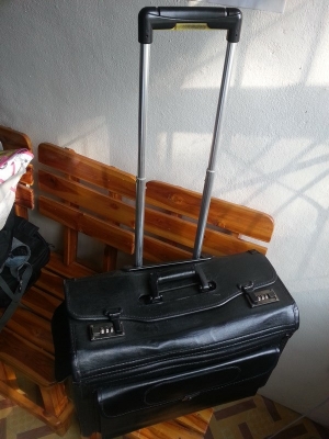 Used Brandname : กระเป๋าถือ สะพายหลัง สะพายข้าง รองเท้า มีให้เลือกชมหลายชิ้นครับผม