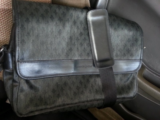 Used Brandname : กระเป๋าถือ สะพายหลัง สะพายข้าง รองเท้า มีให้เลือกชมหลายชิ้นครับผม