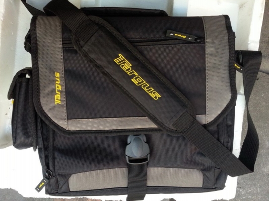 Used Brandname : กระเป๋าถือ สะพายหลัง สะพายข้าง รองเท้า มีให้เลือกชมหลายชิ้นครับผม