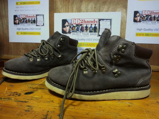 Used Brandname : กระเป๋าถือ สะพายหลัง สะพายข้าง รองเท้า มีให้เลือกชมหลายชิ้นครับผม