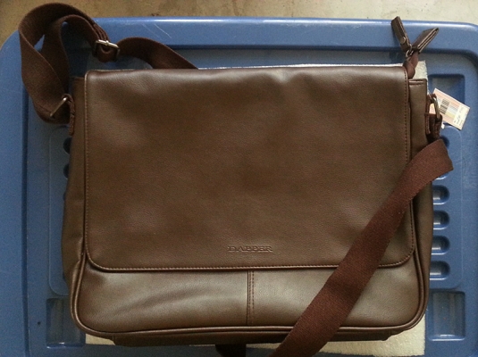 Used Brandname : กระเป๋าถือ สะพายหลัง สะพายข้าง รองเท้า มีให้เลือกชมหลายชิ้นครับผม