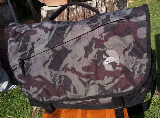 Used Brandname : กระเป๋าถือ สะพายหลัง สะพายข้าง รองเท้า มีให้เลือกชมหลายชิ้นครับผม