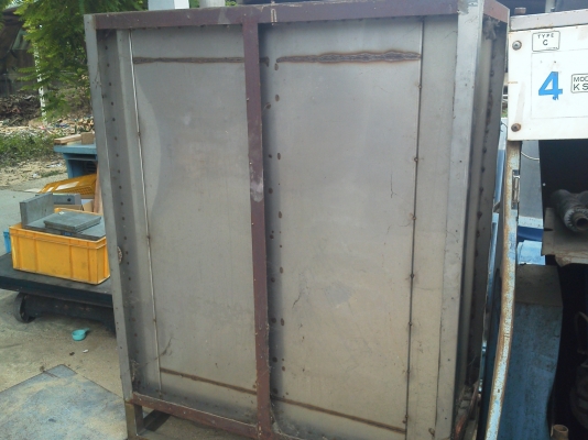 ตู้อบสแตนผนังสองชั้นด้านนอกมีโครงเหล็กแค่บ่างส่วนด้านในมีร่างเป็นชั้นๆ