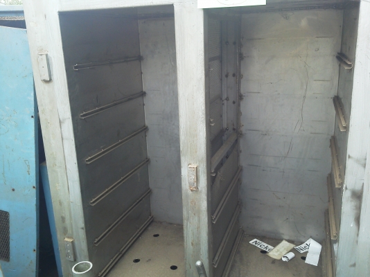 ตู้อบสแตนผนังสองชั้นด้านนอกมีโครงเหล็กแค่บ่างส่วนด้านในมีร่างเป็นชั้นๆ