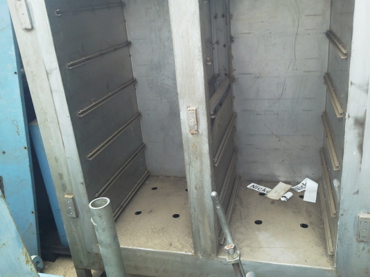 ตู้อบสแตนผนังสองชั้นด้านนอกมีโครงเหล็กแค่บ่างส่วนด้านในมีร่างเป็นชั้นๆ