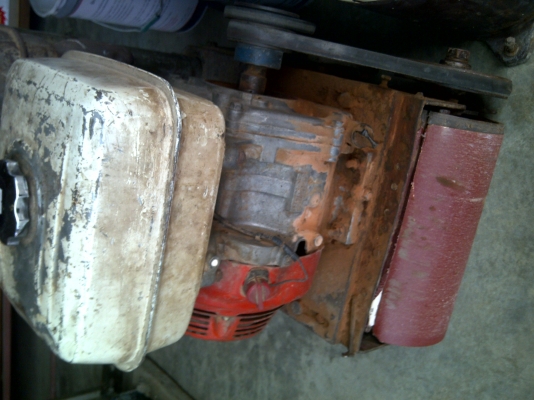 เครื่องขัดพื้นล้อกระดาษทราย หมุนด้วยแรงจากเครื่องยนต์ด้านบน