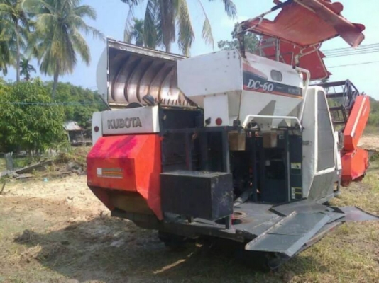 **380,000 บ.ต่อรอง**ขายรถเกี่ยว +เทเลอร์ สภาพดี KUBOTA DC60 PLUS 60HP ปี53 ชั่วโมงทำงาน2,xxx ปากเกี่ยว2เมตร รองกระสอบ ช่วงล่างใบแทรกใหม่ ทำงานดีเครื่องแรง สีสันสวย พร้อมใช้ พร้อมลุยงาน ราคาต่อรองได้เด้อ พี่น้องครับ