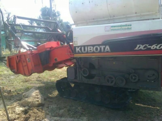 **380,000 บ.ต่อรอง**ขายรถเกี่ยว +เทเลอร์ สภาพดี KUBOTA DC60 PLUS 60HP ปี53 ชั่วโมงทำงาน2,xxx ปากเกี่ยว2เมตร รองกระสอบ ช่วงล่างใบแทรกใหม่ ทำงานดีเครื่องแรง สีสันสวย พร้อมใช้ พร้อมลุยงาน ราคาต่อรองได้เด้อ พี่น้องครับ
