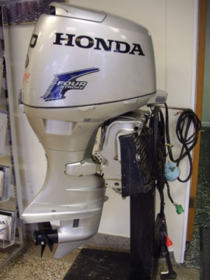 รับทำสีเครื่องเรือ Outboard ทุกยี่ห้อ ภายใน/ภายนอก สีและสติกเกอร์ เดิมๆครับ รับทำสีเครื่องเรือ Outboard ทุกยี่ห้อ ภายใน/ภายนอก สีและสติกเกอร์ เดิมๆครับ