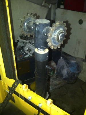 รถเข็นยกพาเลทด้วยมอเตอร์ไฟฟ้า ไฮดรอลิก 12 V.ชนิดฐานของรถเข็นกว้างมากยกได้สูง 2 ม. ที่ 1000KG.