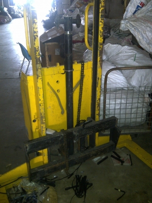 รถเข็นยกพาเลทด้วยมอเตอร์ไฟฟ้า ไฮดรอลิก 12 V.ชนิดฐานของรถเข็นกว้างมากยกได้สูง 2 ม. ที่ 1000KG.