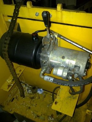 รถเข็นยกพาเลทด้วยมอเตอร์ไฟฟ้า ไฮดรอลิก 12 V.ชนิดฐานของรถเข็นกว้างมากยกได้สูง 2 ม. ที่ 1000KG.