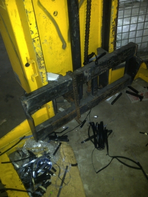 รถเข็นยกพาเลทด้วยมอเตอร์ไฟฟ้า ไฮดรอลิก 12 V.ชนิดฐานของรถเข็นกว้างมากยกได้สูง 2 ม. ที่ 1000KG.