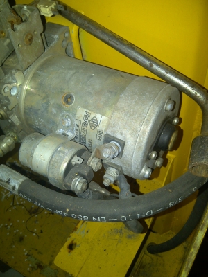 รถเข็นยกพาเลทด้วยมอเตอร์ไฟฟ้า ไฮดรอลิก 12 V.ชนิดฐานของรถเข็นกว้างมากยกได้สูง 2 ม. ที่ 1000KG.