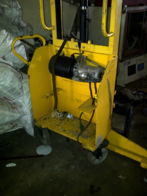 รถเข็นยกพาเลทด้วยมอเตอร์ไฟฟ้า ไฮดรอลิก 12 V.ชนิดฐานของรถเข็นกว้างมากยกได้สูง 2 ม. ที่ 1000KG.