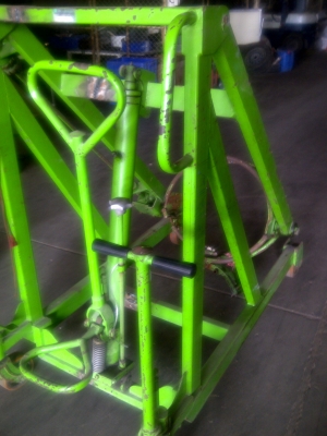 รถเข็นยกถังน้ำมัน 200 ลิตรหรือชิ้นงานต่างๆ ขึ้นลงด้วยระบบไฮโดรลิดและหมุนถังได้รอบตัวได้ด้วย.