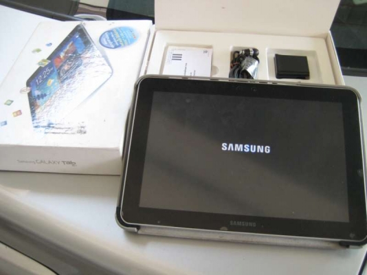 Samsung GALAXY Tab 2 10.1 GT-P5700 สภาพดีใช้งานน้อย อุปกรณ์แท้ครบๆ ทุกชิ้น พร้อมกล่อง มีเคสให้ 1 อัน ภาพถ่ายจริง  8000 บาท พร้อมส่งทั่วไทย