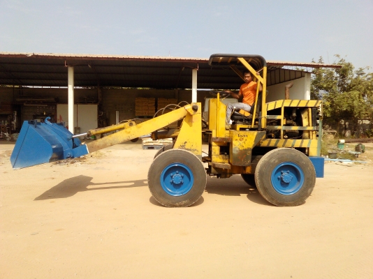 ขายครับ รถตักเอวอ่อนTCM  พร้อมใช้  ลดอีกครับ 295,000 บาท