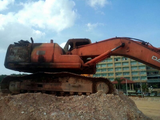 รถแบคโฮ  DAEWOO  200 - 5  ( ตามสภาพ. ) สนใจติดต่อ 081 - 6079515